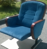 Кресло для зала с обкладкой на спинке