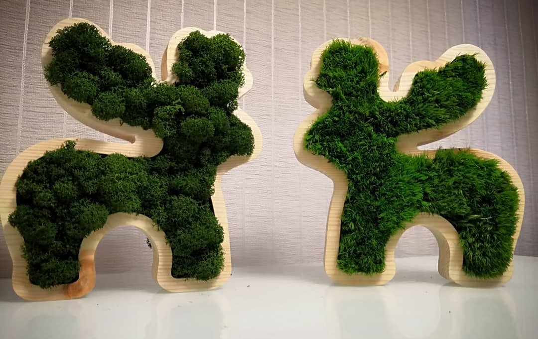 Олени из мха