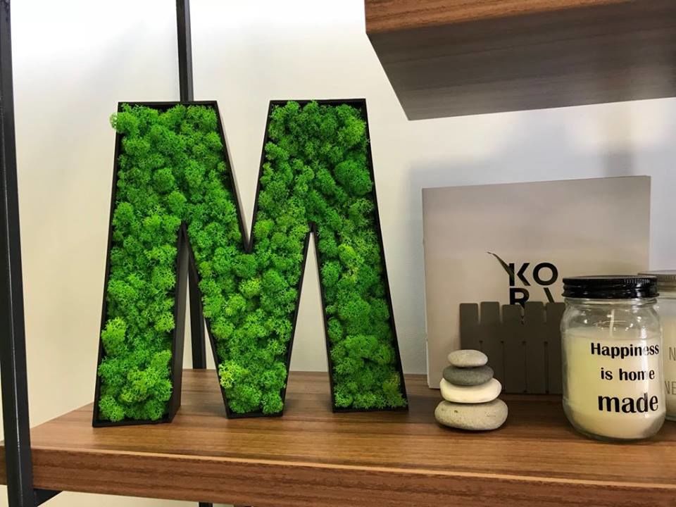 Буква М из мха